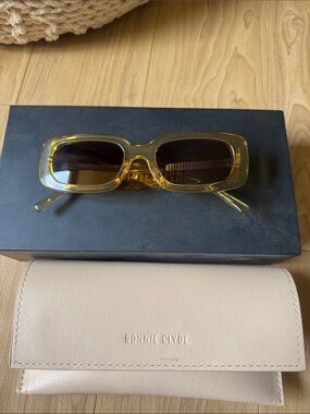 Bonnie Clyde Keep in Touch Sunglasses
